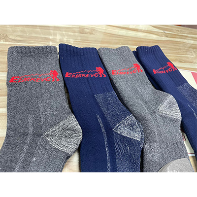 伊凱文中厚專業登山襪